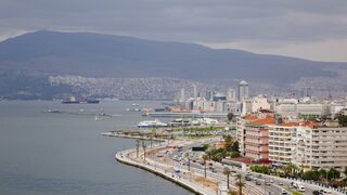 Голям пожар в Чешме затвори летище "Аднан Мендерес" в Измир