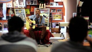 "Live на червения диван": летни литературно-музикални вечери на открито в София