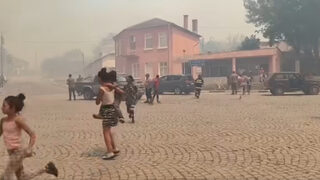 Пожарът в Ямболско навлезе в село Воден, хората се евакуират (видео)