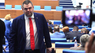 Месец след първия звънец парламентът сформира постоянните си комисии без Пеевски в тях