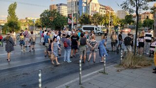 Граждани блокираха кръстовища в района на "Опълченска" в пореден протест срещу ремонта