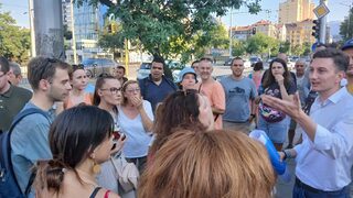 Снимка на деня: Протест срещу <span class="highlight">сеч</span> на дървета заради разширението на ул. "Опълченска"