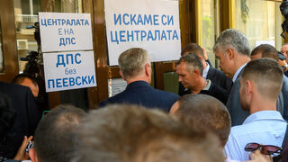 Лагерът на Доган си върна контрола над партийната централа и настоя за "ДПС без Пеевски" (обобщение)