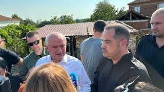 Ситуацията в района на Беклемето е сложна, пожарът се гаси предимно по въздух