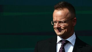 България е предложила на Унгария петролни продукти в кризата с "Лукойл"