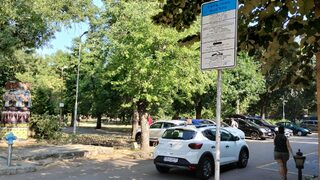 Столичната община забравила да търси наем за паркинга до театър "София"