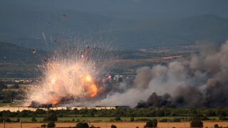 Пожар в складове за фойерверки край Елин Пелин, има поне двама тежко пострадали