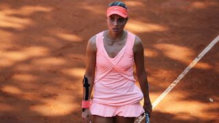Виктория Томова излиза на корта в олимпийския турнир по тенис