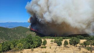 Жителите на село Кърпелево са евакуирани заради големия пожар в община Струмяни