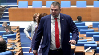 Делян Пеевски обяви, че Христо Иванов е "родствено обвързан с Ахмед Доган"