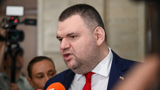 Пеевски избяга от въпроси за връзки с председателя на Върховния административен съд, но пусна списък "с касиери"