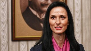 Мария Габриел в НАТО - грешка в превода или проблем с компетентността ѝ