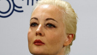 Москва издирва вдовицата на Навални по 12 обвинения