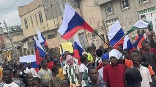 Нигерия арестува поляци за развяване на руски знамена на протести