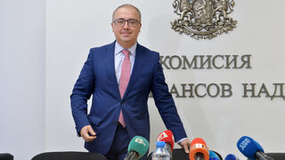 Парламентът пусна зам.-председателя на финансовия надзор Владимир Савов на работа в <span class="highlight">Астана</span>