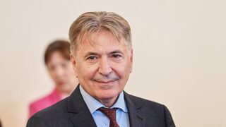 Служебният министър на икономиката е приел да остане на поста и в новия кабинет
