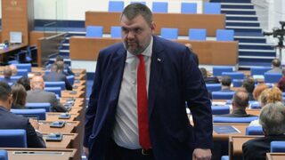 Атаките срещу президента продължават: Пеевски го обвини, че се "пече на морето"