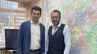 Регионалното министерство и пътната агенция се почувстваха използвани от Кирил Петков