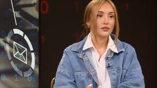 Певицата Дара Екимова е жертва на кибертормоз от <span class="highlight">психично</span> болна жена