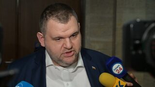 Пеевски: С мен са нормалните хора в ДПС, а при <span class="highlight">Доган</span> са деребеите (видео)