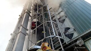 Русия трети ден се бори с пожар в горивен склад, ударен от Украйна