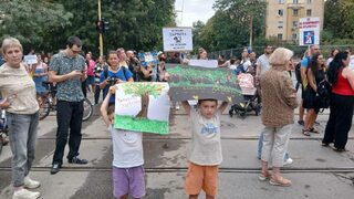 Протест срещу сеч на дървета блокира три кръстовища в София