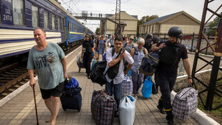 Възрастните и уязвимите бягат от руското настъпление към Покровск в Донбас