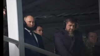 Путин наблюдава стрелковите умения на сина на <span class="highlight">Рамзан</span> <span class="highlight">Кадиров</span> (видео)
