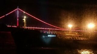 Транзитът през Босфора спря за часове заради аварирал танкер