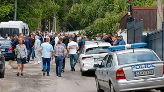 Депутати и активисти на ДПС се опитват да влязат в къщата на Доган в кв. "<span class="highlight">Бояна</span>"