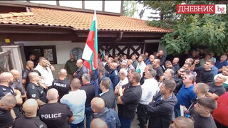 Пред "сараите" в "Бояна": <span class="highlight">Бареков</span> говори с полицията в защита на Доган (видео)