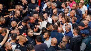 Привържениците на Доган се опитват да нахлуят в къщата в "Бояна"