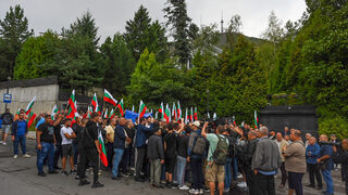 Симпатизанти на Доган отново са пред имота в "Бояна", полицейското присъствие е засилено