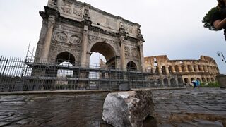 Снимка на деня: <span class="highlight">Мълния</span> отчупи парче от Арката на Константин в Рим