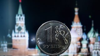 Курсът на рублата падна с почти 5% за ден