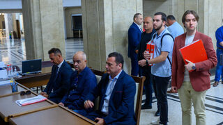 Приближени на Нинова изпревариха съда и подадоха документи за регистрацията на БСП