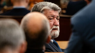 Едно наум: Вежди Рашидов ходил да се сдобри с Пеевски в хотел "Берлин", защото нямал <span class="highlight">сарай</span>