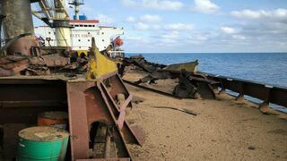 Русия удари в Черно море с ракета кораб с украинско зърно