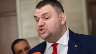 Пеевски обвини президента, че пилотите на разбилия се самолет са загинали заради егото му