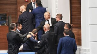 "Има такъв народ" и "Възраждане" се опитват да прекратят заседанието на парламента