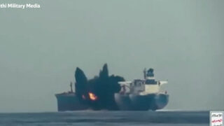 Видео, публикувано от йеменските хути, показва ракетен удар по британски танкер в Червено море