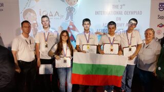 Български ученици спечелиха пет медала на Международната олимпиада по астрономия