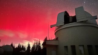 Снимка на деня: Нощното небе над северния хоризонт засвети в червено