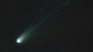 Ярка комета озари небето над България
