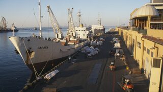 Един човек е убит при нова руска атака срещу пристанището на Одеса