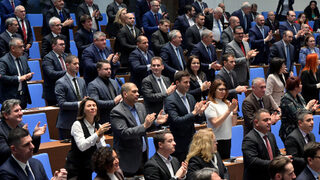 Пари, реформи, правителство: какво пише в новите стари предизборни програми на партиите