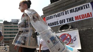 Празни столчета вместо журналисти – мечтата на провалящите се политици
