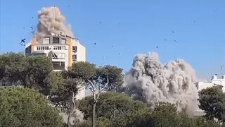 Видео показва момента, в който сграда в Бейрут е разрушена при израелски удар