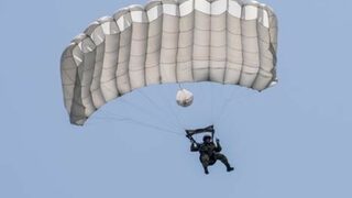 Пострадалият при парашутен скок от балон е опериран