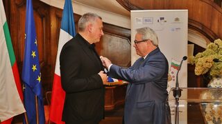 Снимка на деня: Георги Господинов стана <span class="highlight">Кавалер</span> на френски Орден за литература и изкуства